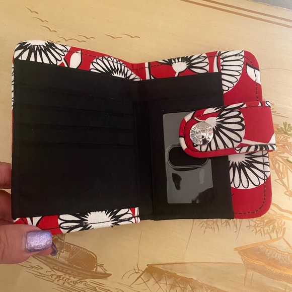 🎈🎈S O L D 🎈🎈👍👍 Vera Bradley Floral Red Black and White Quilted Wallet - Picture 7 of 12